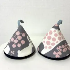 ☆ハンドメイド☆三角鍋つかみ☆サークルフラワーブラック - メルカリ