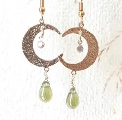 お月様とオリーブグリーンラスターのチェコドロップの春ピアス