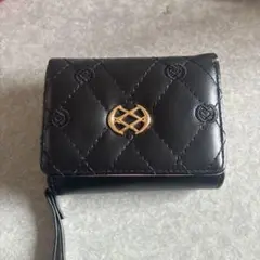 黒いキルティング三つ折り財布