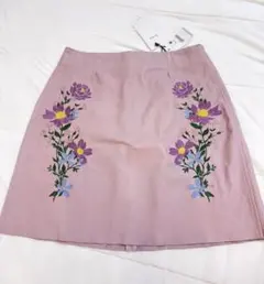 Bershka ベルシュカ フェイクレザー ミニスカート 花柄刺繍 ピンク Mのサムネイル