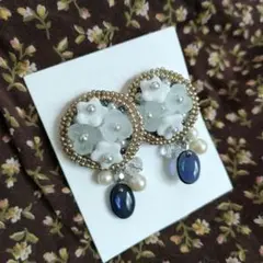 上品なネイビーの小花ラウンドピアス　ハンドメイド　ビーズ刺繍