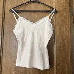 レース付きクリーム色キャミソール