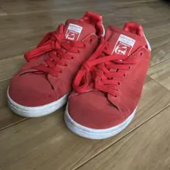 レッド スニーカー