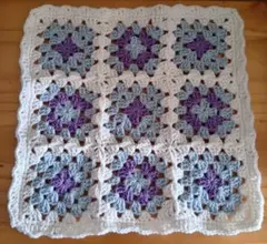 m*4様 ハンドメイド　かぎ針編み　グラニースクエア 　マルチカバー