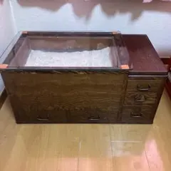 유리 상판이 달린 나무 화로 난로 테이블