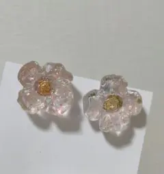 お花のピアスハンドメイドレジン桜春ピアスラメゴールド