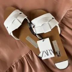 【新品】ZARA BASIC ホワイト 本革 レザー サンダル タグ付き 37のサムネイル