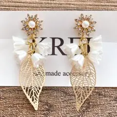 ハンドメイドホワイトフラワーのビジューイヤリング（イヤリングのみ）