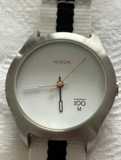 美品ニクソンNIXON THE QUADクォーツ腕時計 ホワイト・新品電池のサムネイル