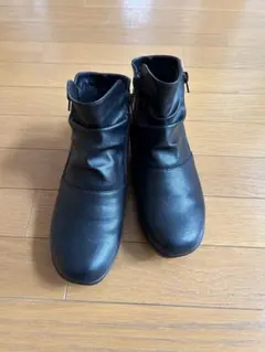 R-premium 黒いレザー風ショートブーツ　サイズ24cm 幅4E