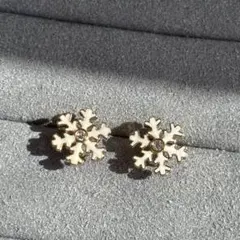 小ぶりで可愛らしい雪の結晶モチーフ スノーフレーク ピアス 約9mm