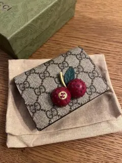 【GWセール‼️】GUCCI チェリー装飾 二つ折り財布