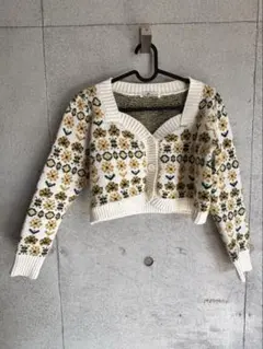 アイボリー花柄クロップドニット