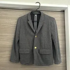 グレーのボタン付きジャケット