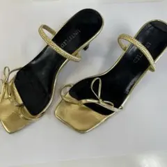 UNTITLED ゴールド ストラップサンダル 24cmのサムネイル