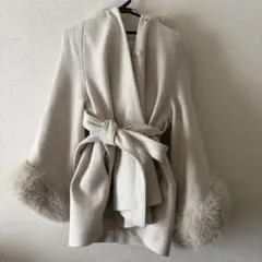 Chico ビジュー付きファー襟ケープコート　ホワイト