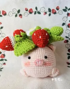 あみぐるみ ぶた ② ハンドメイド 【レインポンチョ】 台付き - メルカリ