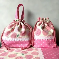 N㉔お弁当袋とコップ袋とランチョンマット　３点セット　りんご&ドット柄