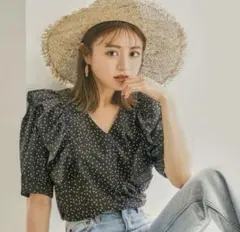 GRL グレイル ドット柄ラッフルVネックブラウス