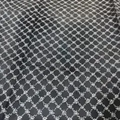 黒地に白花柄の綿生地