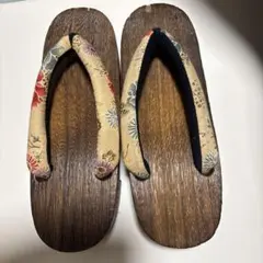 伝統的な下駄 木製 花柄鼻緒