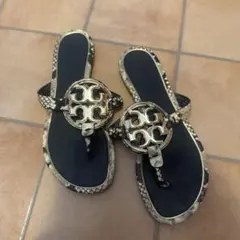 【美品】Tory Burch パイソン柄 サンダル ゴールドロゴ　23.5cmのサムネイル