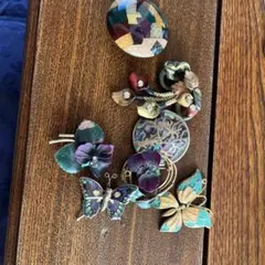 多様なデザインのブローチセット