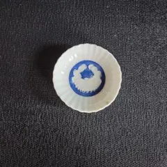 -59\a3　③　陽刻 白磁 豆皿 菊割り