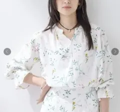 【6/28までの出品】INDIVI モダンフラワー柄 ブラウス 38号のサムネイル