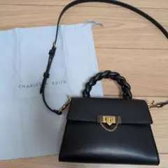CHARLES & KEITH タルーラブレードハンドルトラペーズバッグ