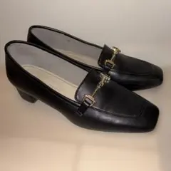黒 スクエアトゥパンプス ゴールドバックル