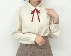 リボンタイ付きロゴ刺繍衿長袖ブラウス/fint フィントのサムネイル
