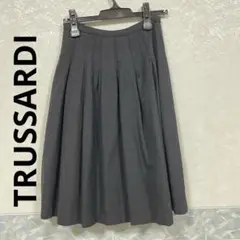 トラサルディ　グレー プリーツスカート ひざ丈