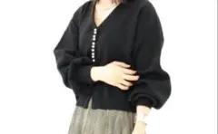 黒のVネックニット・パールボタン付き