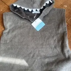 カーキ色サメデザインフード付きベビーポンチョ