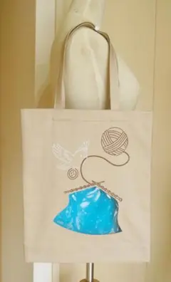 編み物用にも　透明窓付きの手刺繍トートバッグ　小鳥と毛糸玉　星空カラー