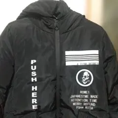 フード付き黒ダウンジャケット