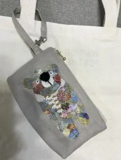 ダーニング刺繍　淡色子熊　ファスナーポーチ　紐付