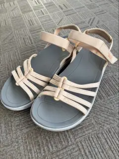 Teva スポーツサンダル ベージュのサムネイル