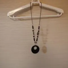 黒い円形ペンダントネックレス