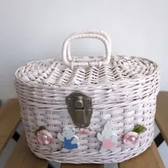 クマとウサギの飾り付きピンク籐製バスケット　レトロ