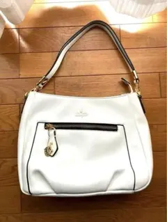 未使用　白　合皮ショルダーバック　チャーム付きvivayou