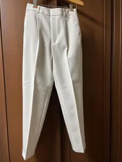 GU ベージュ？タックテーパードパンツ