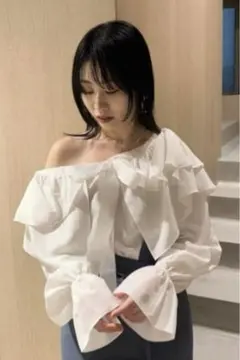 美品 CLANE クラネ アシンメトリーオフショルダートップス ホワイト 