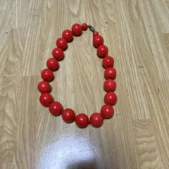 赤色プラスチックビーズネックレス