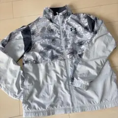 アンダーアーマー160YXL ガールズ　ウインドブレーカーブルゾン花柄ブルー系