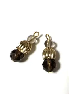 137番　ヴィンテージ風パーツと天然石スモーキークォーツを合わせたチャーム2個