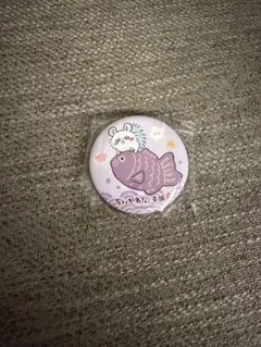 ちいかわもぐもぐ本舗 川越店限定 鯛だらけなマット缶バッジ モモンガ