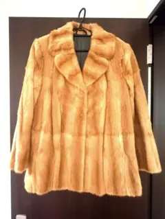 【美品】レディース 毛皮の半コートベージュファーショートコート