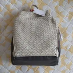 アイボリーとグレーのリュック